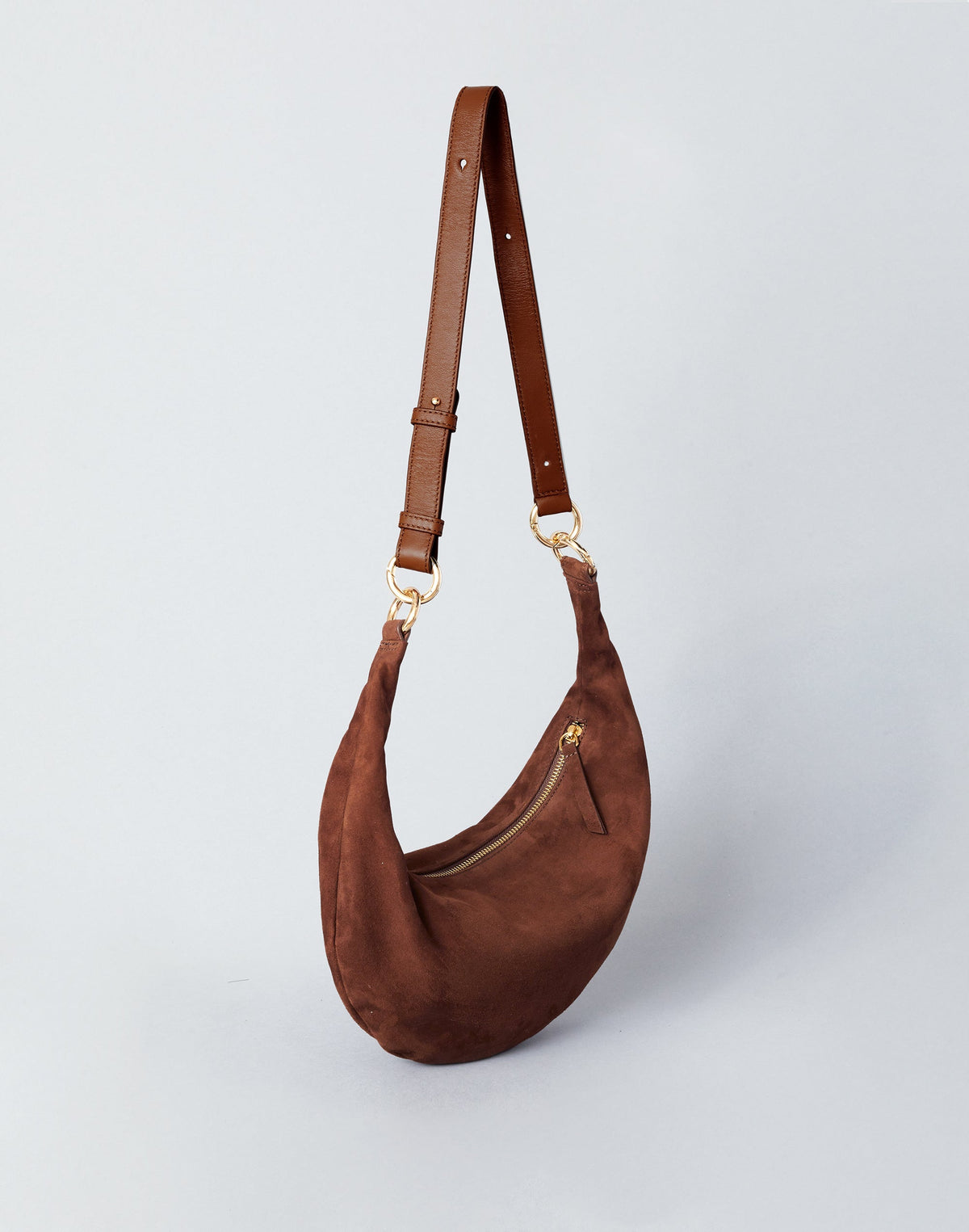 HYER GOODS Piccola Ring Bag hobo bag in praline suede with a rounded shape and stylish handle details.