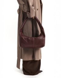 HYER GOODS Everyday Shoulder Bag in burgundy with gold accents, featuring a sleek design and adjustable shoulder strap.