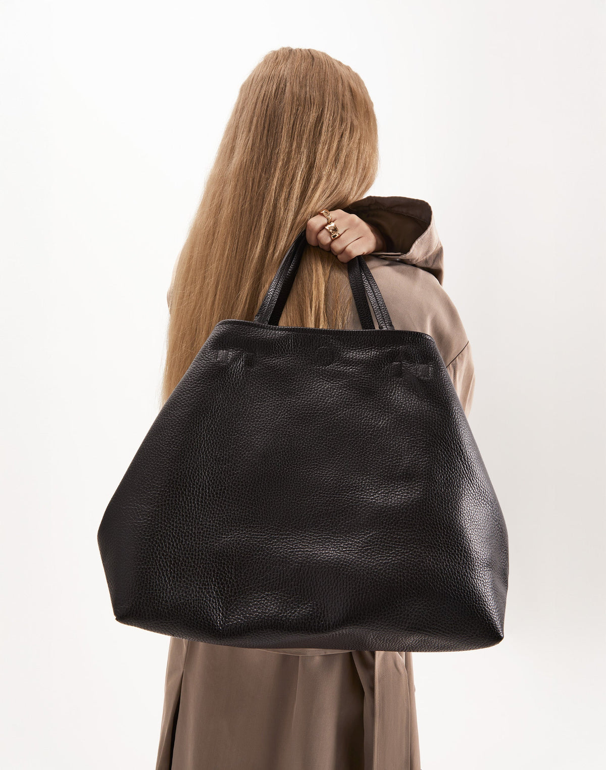 Black HYER GOODS Mercato Tote Bag made of soft material, featuring a spacious design and sturdy handles for everyday use.
