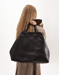 Black HYER GOODS Mercato Tote Bag made of soft material, featuring a spacious design and sturdy handles for everyday use.