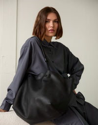 Black HYER GOODS Mercato Tote Bag with soft fabric exterior and sturdy handles, perfect for daily use.