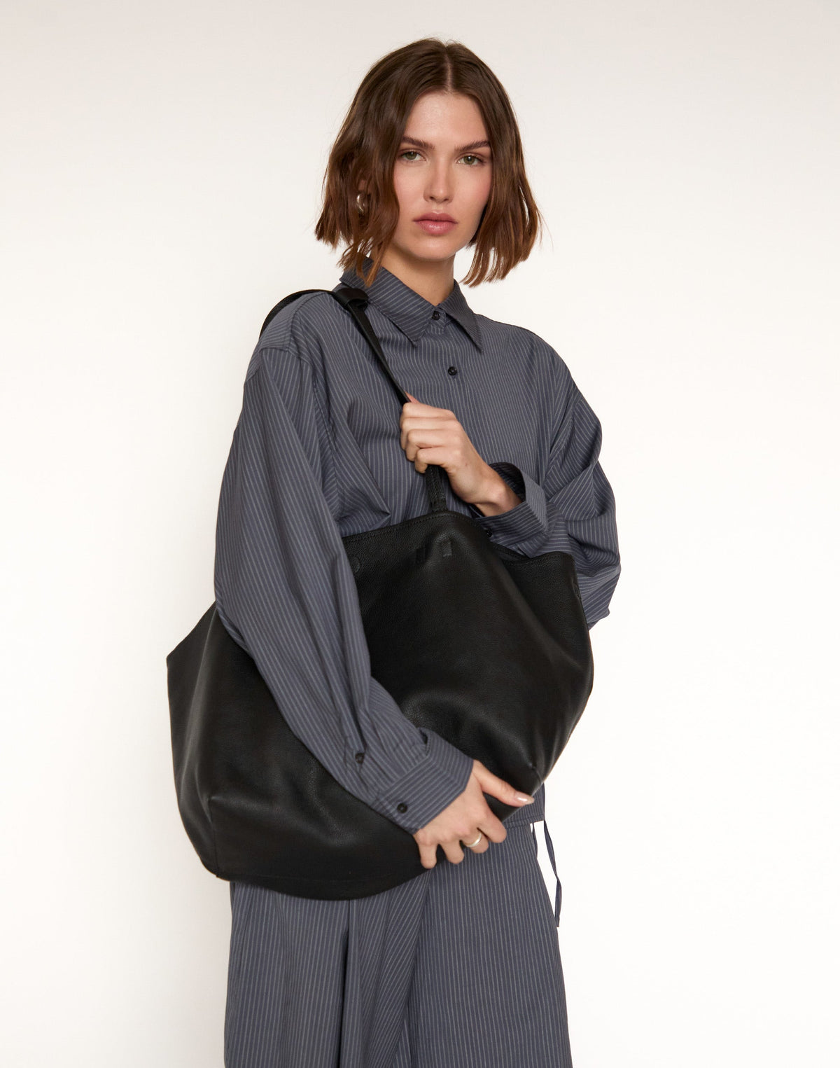 Black HYER GOODS Mercato tote bag with soft fabric and sturdy handles, perfect for everyday carry.