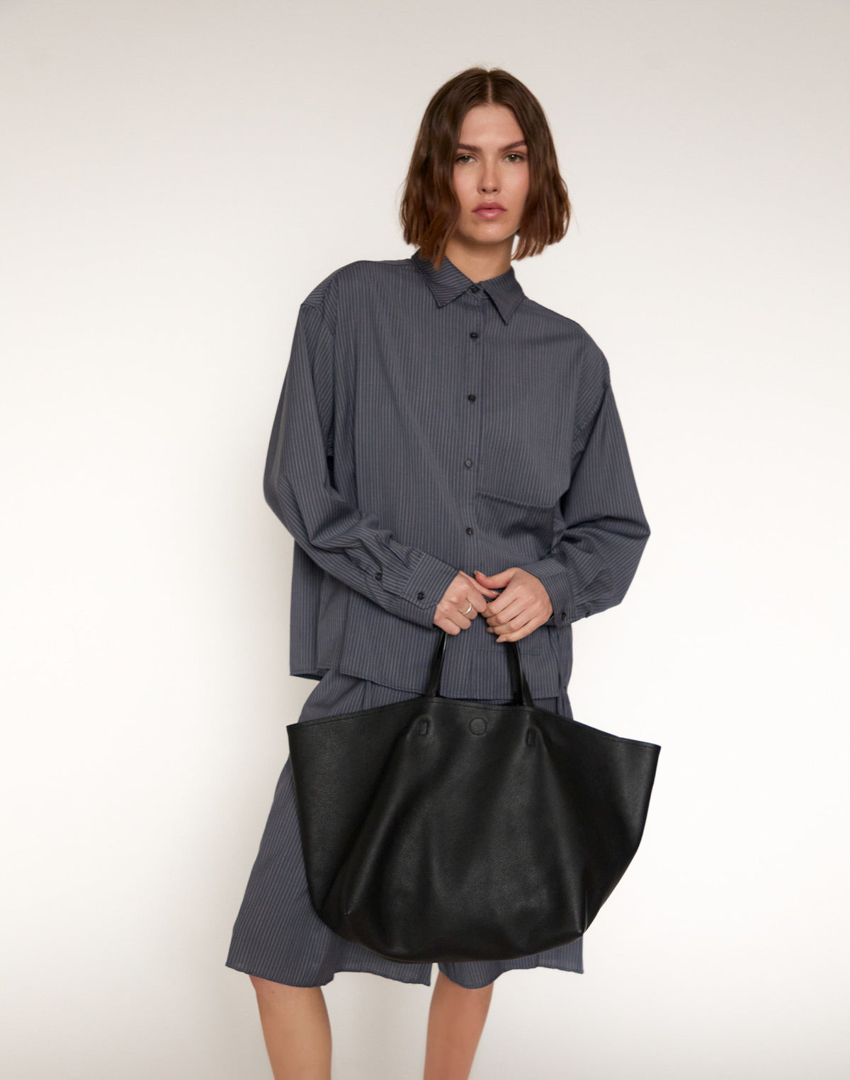Black HYER GOODS Mercato tote bag with soft fabric and sturdy handles, perfect for daily carrying.