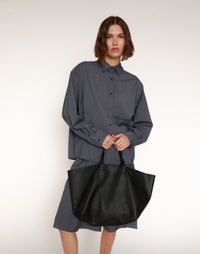 Black HYER GOODS Mercato tote bag with soft fabric and sturdy handles, perfect for daily carrying.