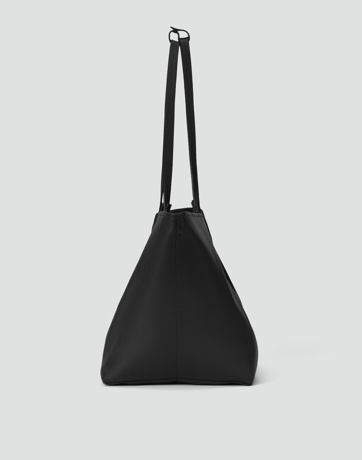 Black HYER GOODS Mercato Tote Bag with sturdy handles and spacious interior, perfect for everyday use.