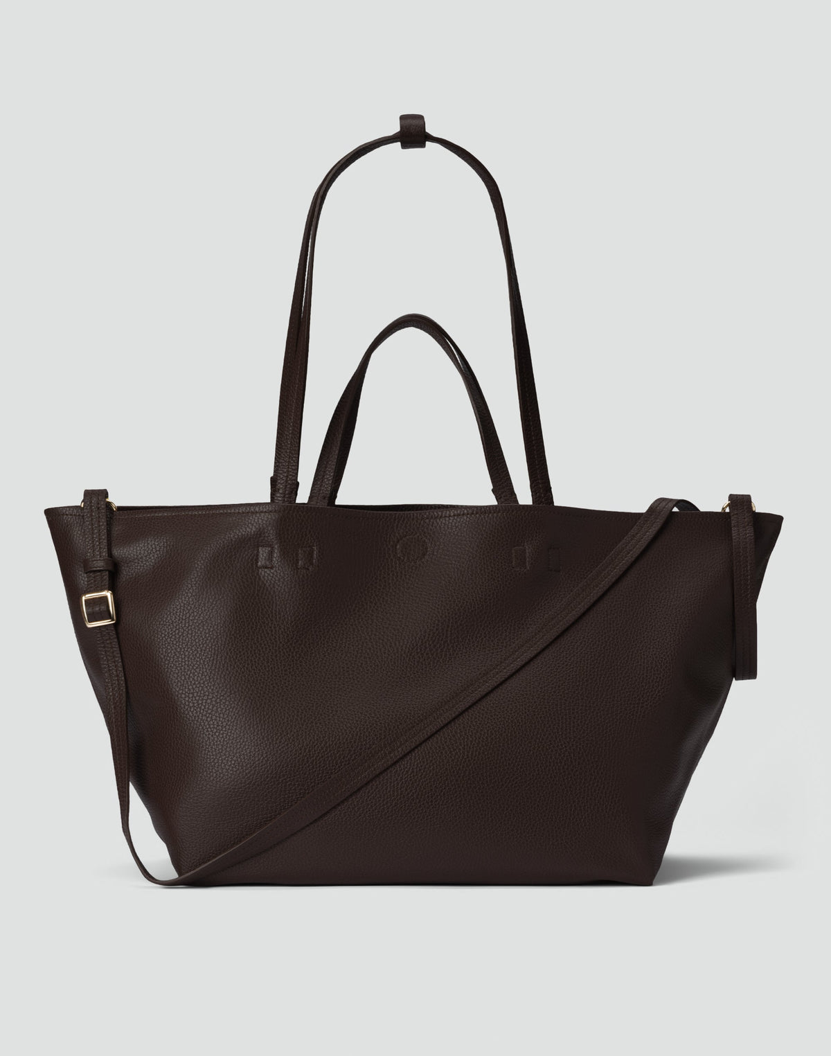 Dark chocolate HYER GOODS Mercato tote bag with soft leather handles and spacious interior, stylish and practical for everyday use.