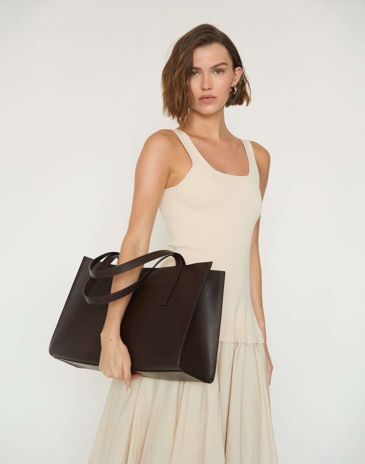 HYER GOODS Tolentino Tote Bag in chocolate brown with sturdy handles and spacious interior, ideal for everyday use.