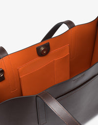 HYER GOODS Tolentino tote bag made of double-face leather in chocolate with a visible interior compartment.