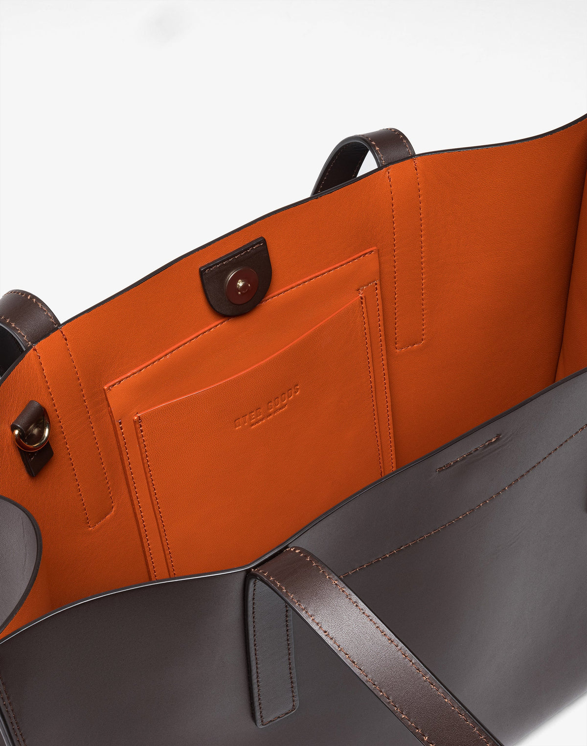 HYER GOODS Tolentino Tote Bag with double-face leather in chocolate, showing the stylish exterior and interior details.