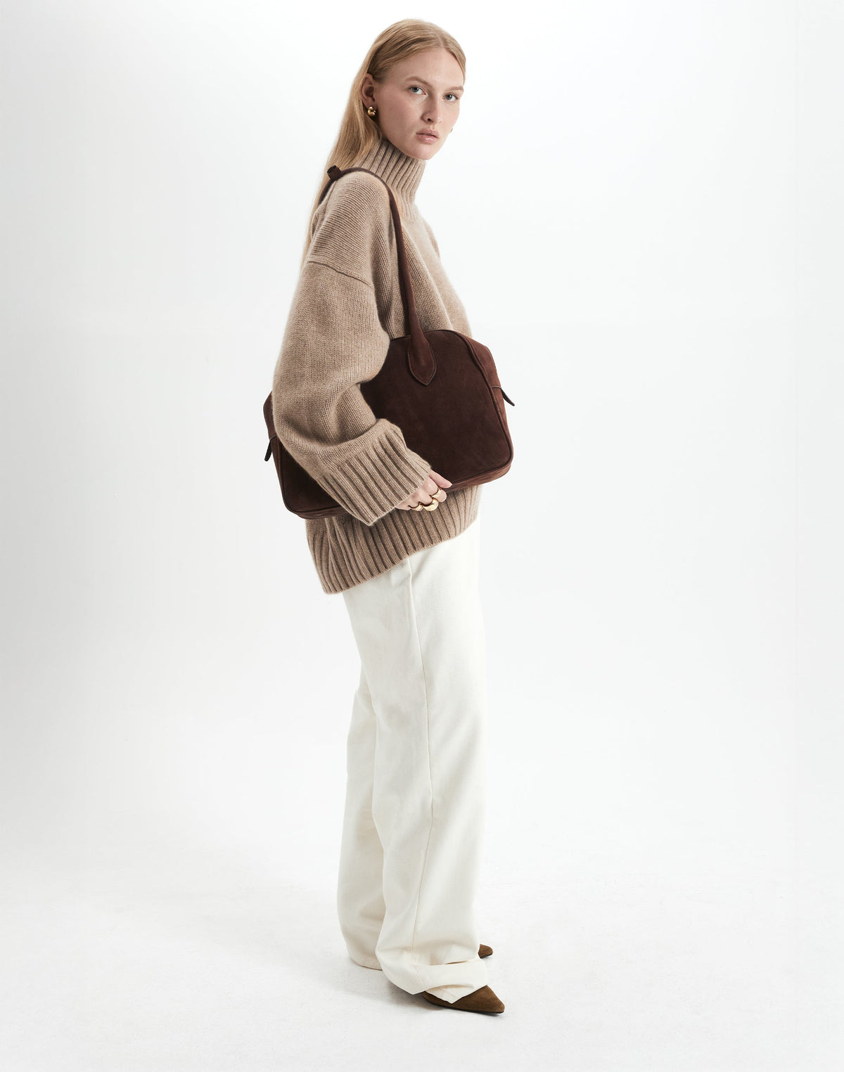 HYER GOODS La Autostrada tote bag in brown suede with sturdy handles and spacious interior, perfect for everyday use.