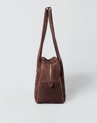 HYER GOODS La Autostrada tote bag in brown suede with sturdy handles and spacious interior, perfect for everyday use.