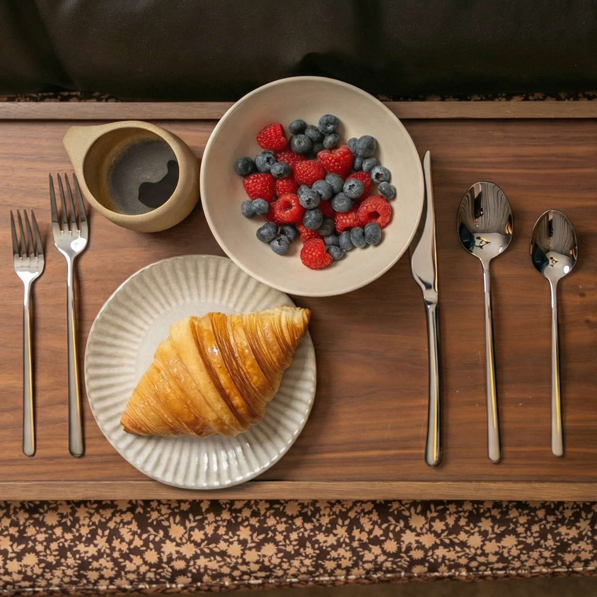 Italic Emilia Mirror 20-piece flatware set with gold finish, including forks, knives, spoons, and serving utensils.