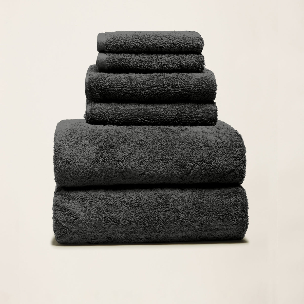 Set of two Italic Ultraplush Australian cotton bath towels, soft and plush for home use.