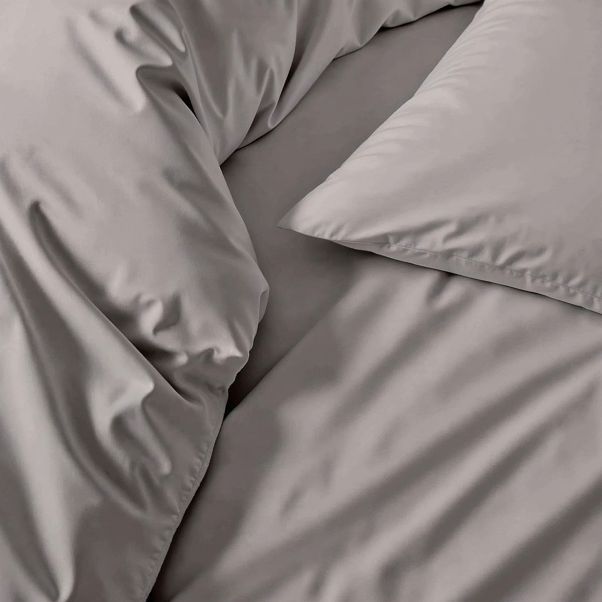 Blue and white Luxe Australian Sateen Bedding Bundle by Italic, featuring soft, smooth twin bed sheets and pillowcases.