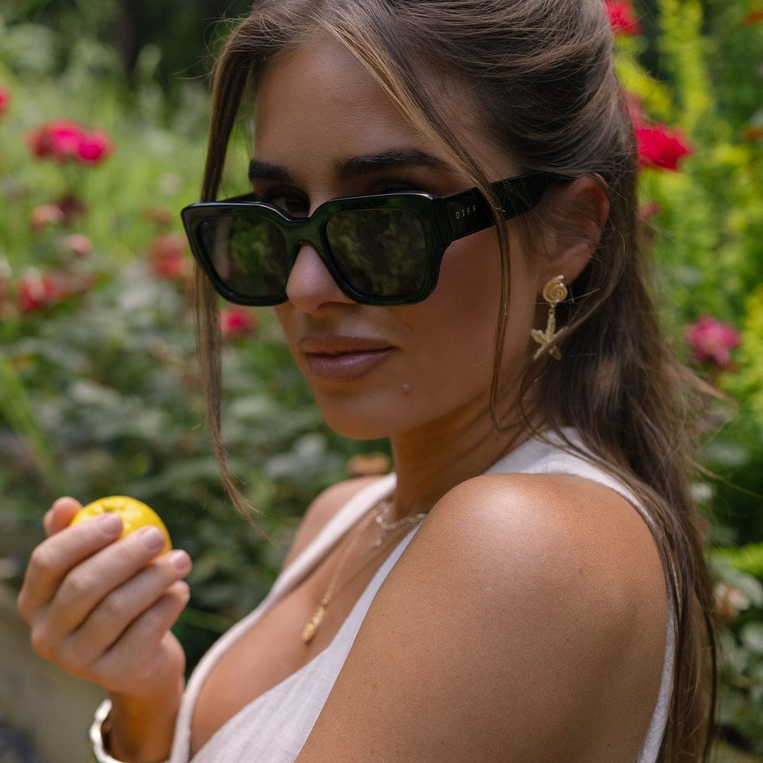 Loren polarized sunglasses by Diff x Jessie James Decker featuring stylish black frames and dark tinted lenses.