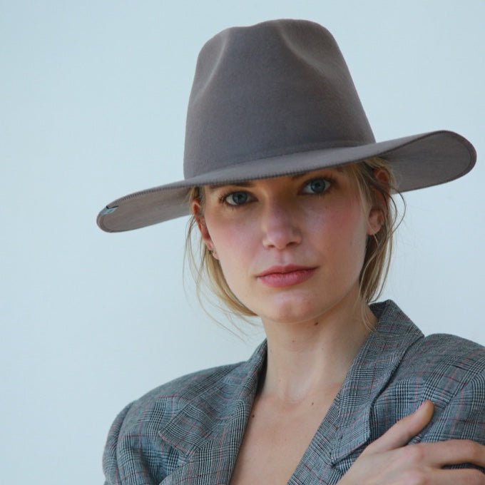 Stylish wool hat from KIN THE LABEL Modern Collection, featuring a stiffened design and classic winter style.