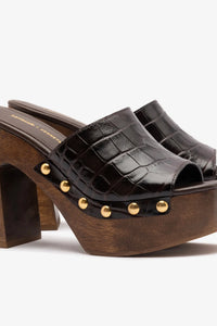 Larroudé x Kenneth Cole dark oak croco leather mule with pointed toe and sleek design, showcasing textured crocodile pattern.