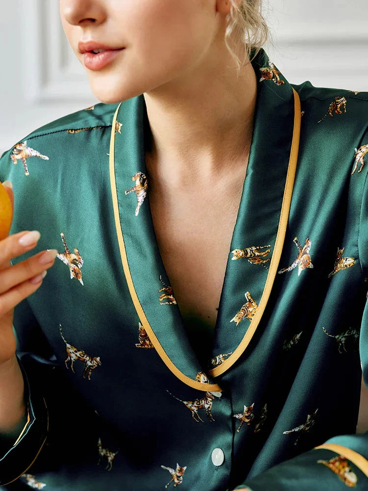 Loran women's Mulberry silk kitty pyjama set in autumn nightwear style, featuring a cozy, elegant silk top and matching pants.