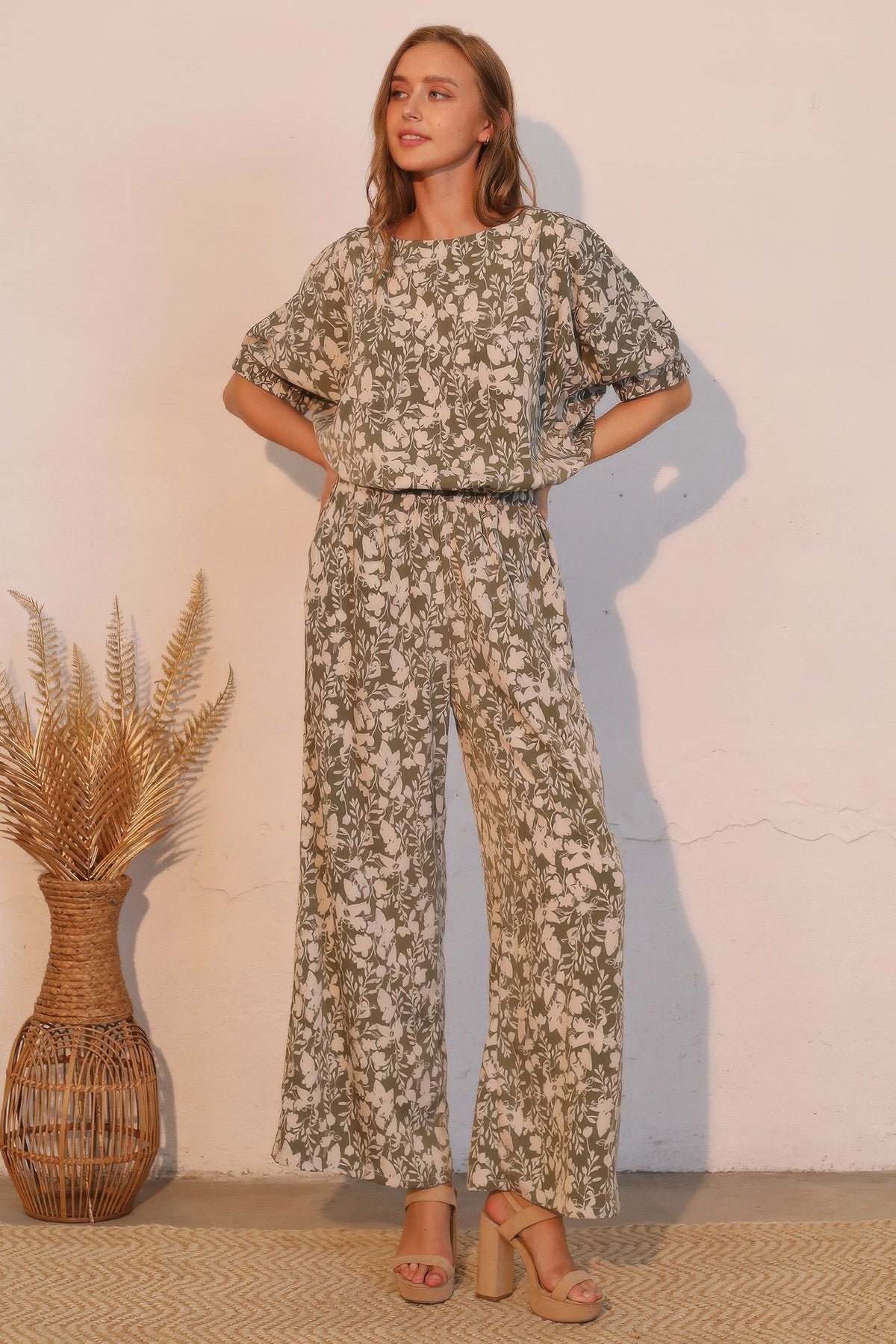 LORNEA Olive Vine Pocket Pants with side pockets, slim fit, and lightweight fabric for casual wear.