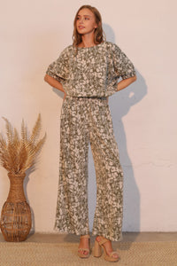LORNEA Olive Vine Pocket Pants with side pockets, slim fit, and lightweight fabric for casual wear.