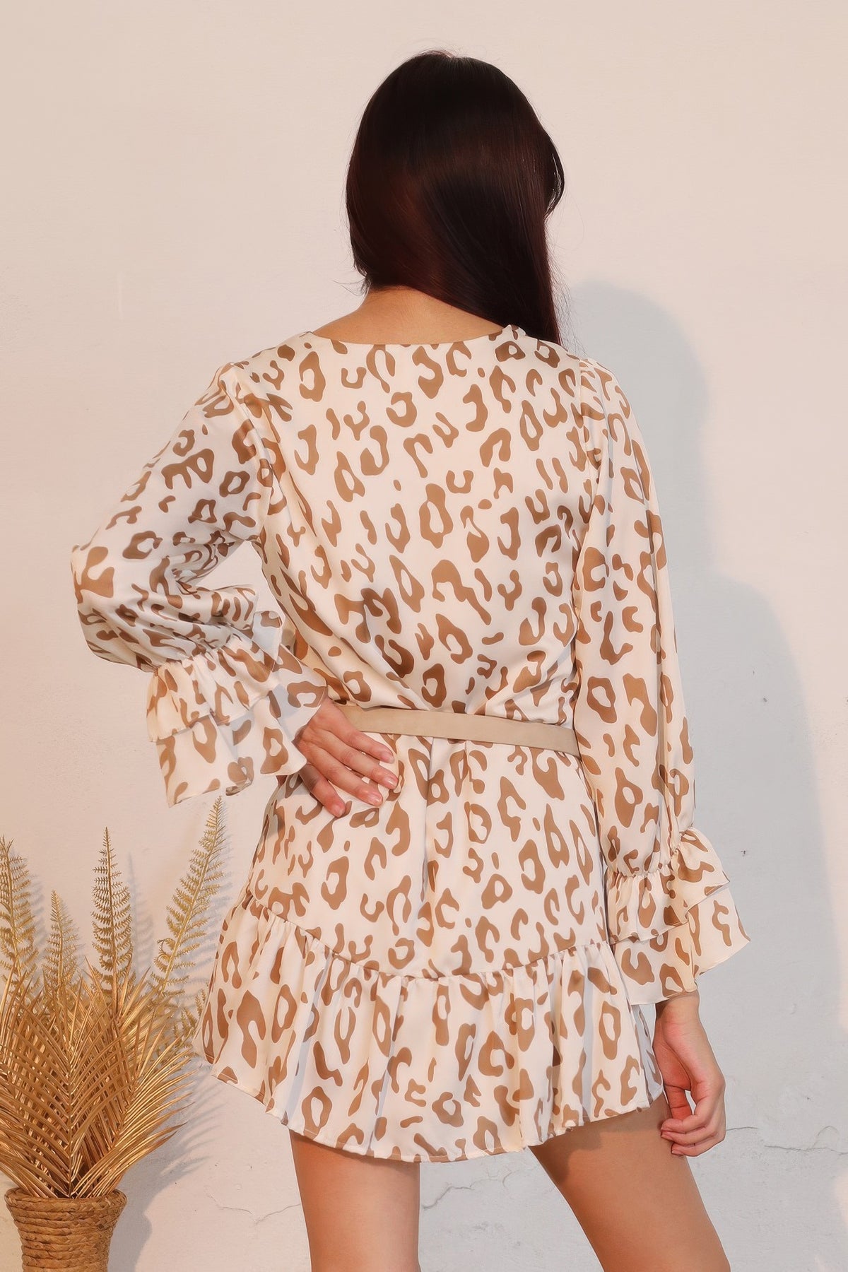 LORNEA simple leopard dress with ruffle cuff, featuring a stylish animal print and relaxed fit, ideal for casual or semi-formal wear