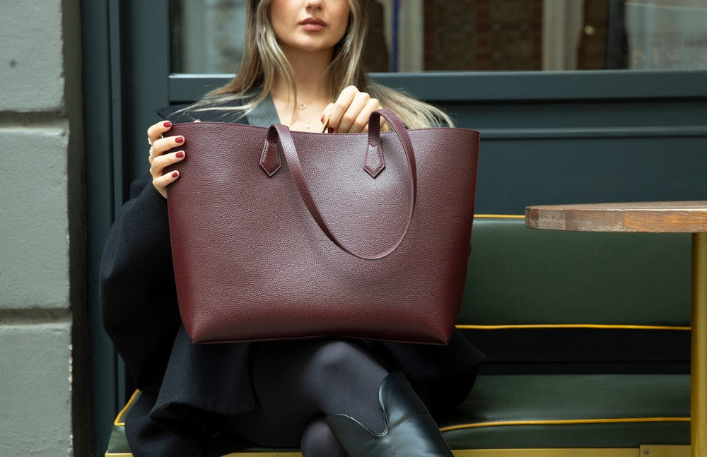Black Mizuri Leather Solea Women's Bag with sleek design and adjustable shoulder strap, made from high-quality leather.