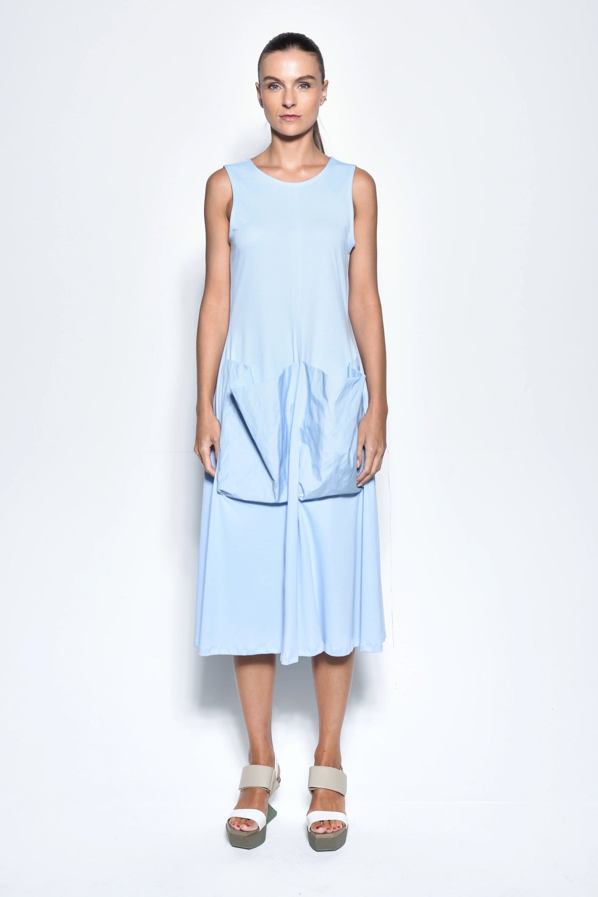 Simply Mila Big Pocket dress, stylish women's dress with large front pockets, casual and comfortable modern clothing.