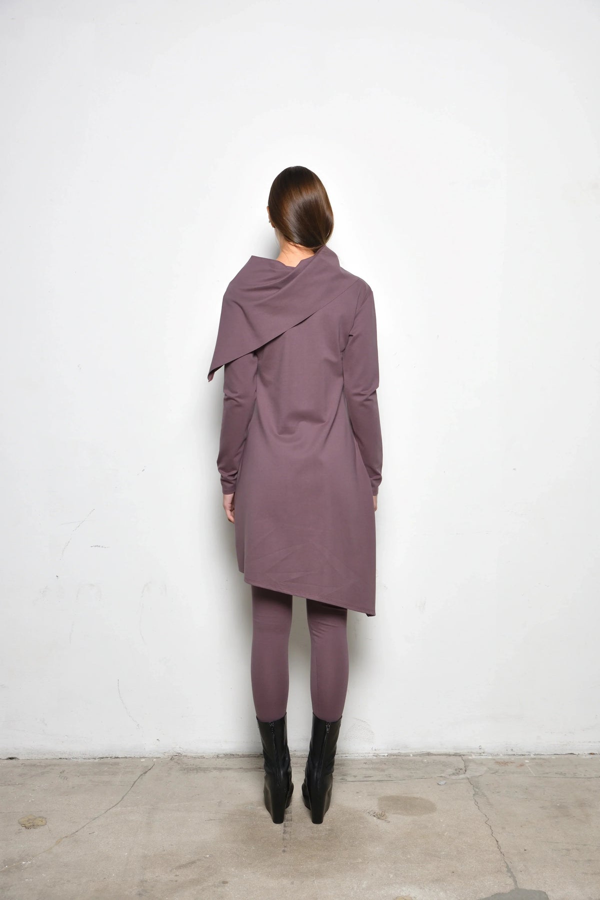Simply Mila Amsterdam dress for women, stylish and comfortable, shown in a modern design with a fitted silhouette and vibrant pattern.