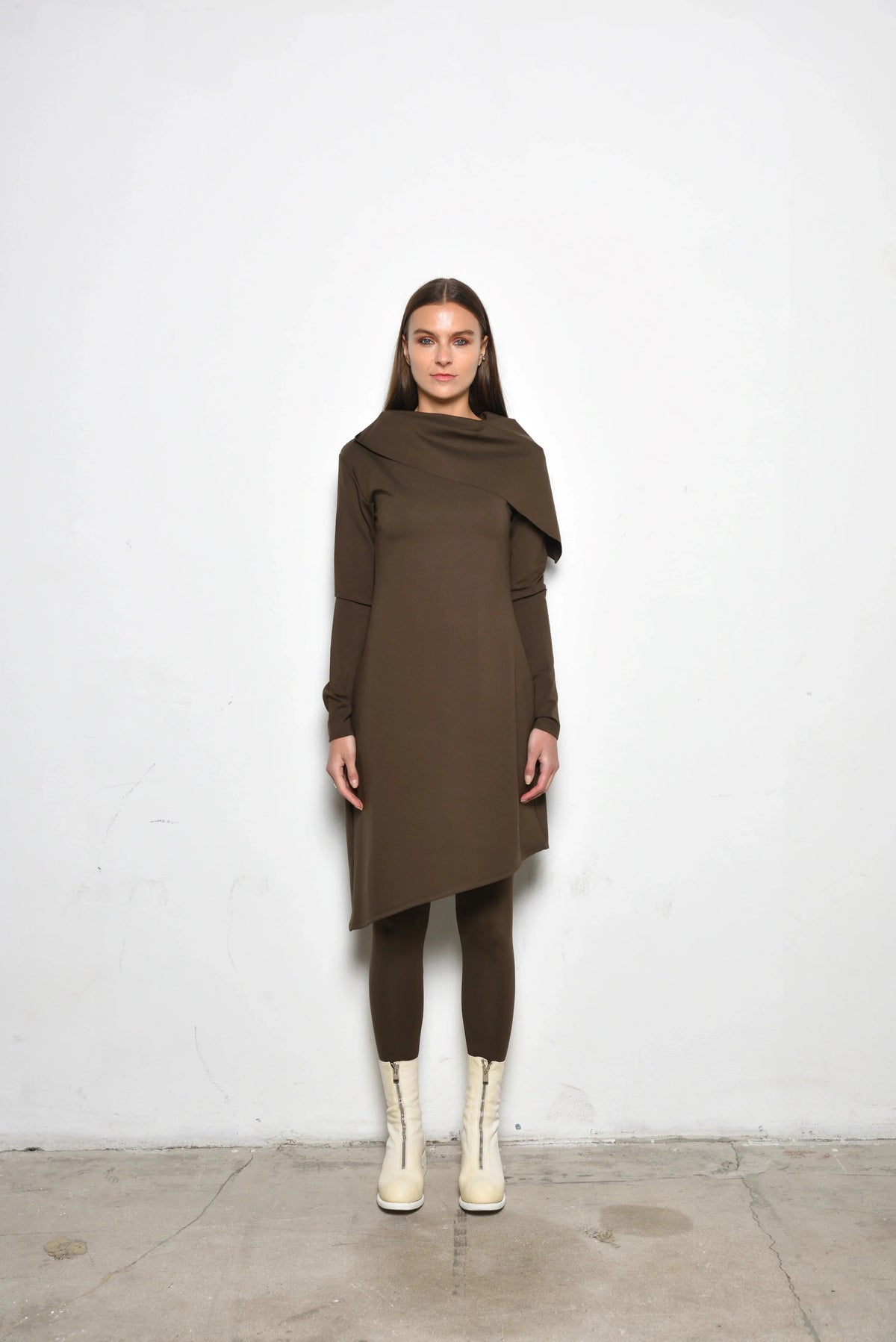 Simply Mila Amsterdam dress for women, stylish and comfortable dress with a modern design, shown in this image.