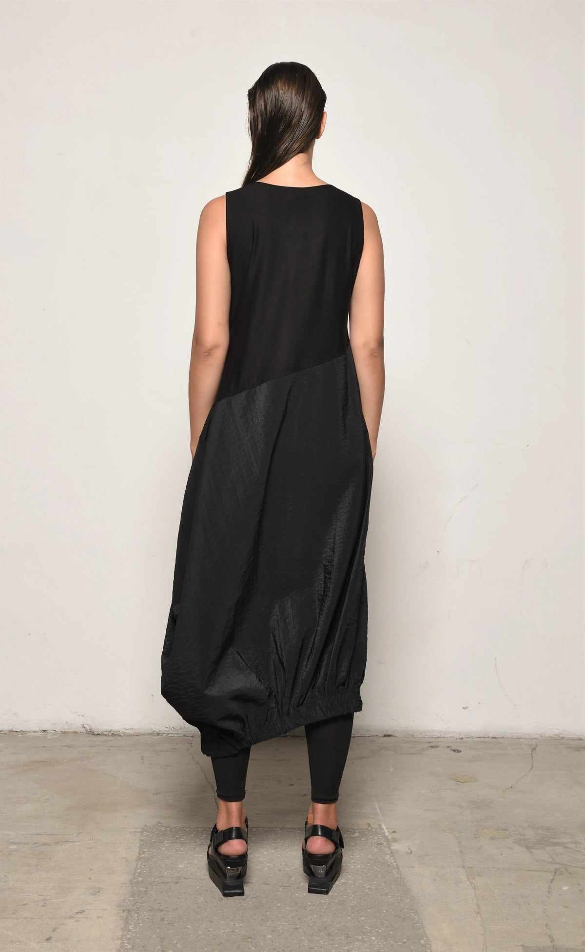 Sleeveless Babylon dress by SIMPLY MILA, stylish women's dress with a modern design, shown on a mannequin.