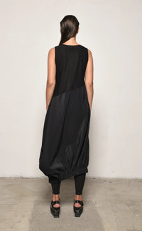 Sleeveless Babylon dress by SIMPLY MILA, stylish women's dress with a modern design, shown on a mannequin.