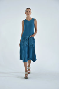 Simply Mila modern women's Pocket Bags dress with a relaxed fit, featuring pockets and a stylish, casual design.