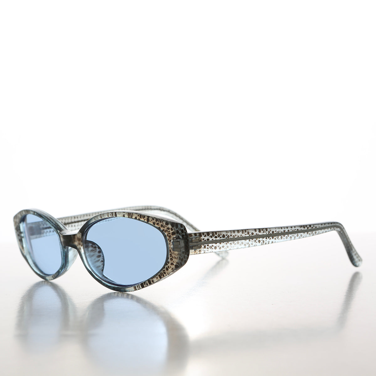 90s oval sunglasses with tinted lenses by Sunglass Museum, featuring a classic retro style and sleek frame design.