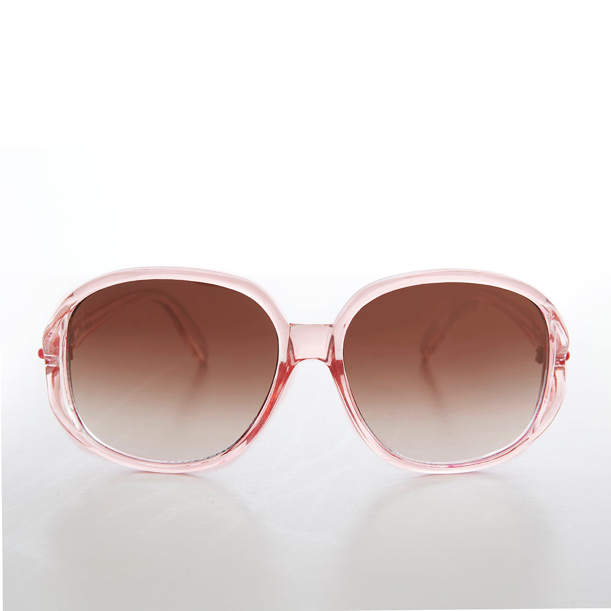 Large round oversized women's boho vintage sunglasses in pink by Sunglass Museum, stylish and trendy eyewear for women.