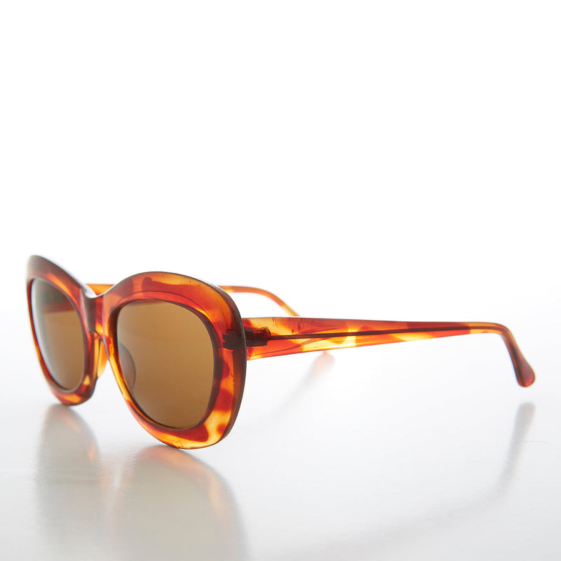 Large tortoise shell cat eye sunglasses for women by Sunglass Museum with green lenses, stylish and bold eyewear.