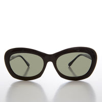Large tortoise-shell cat eye sunglasses for women with green lenses by Sunglass Museum, model Isla