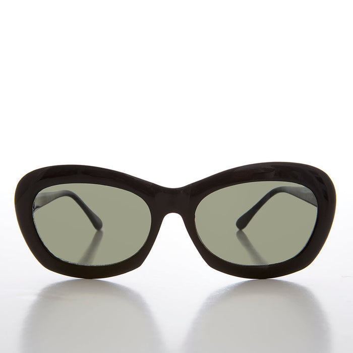 Large tortoise-shell cat eye sunglasses for women with green lenses by Sunglass Museum, model Isla