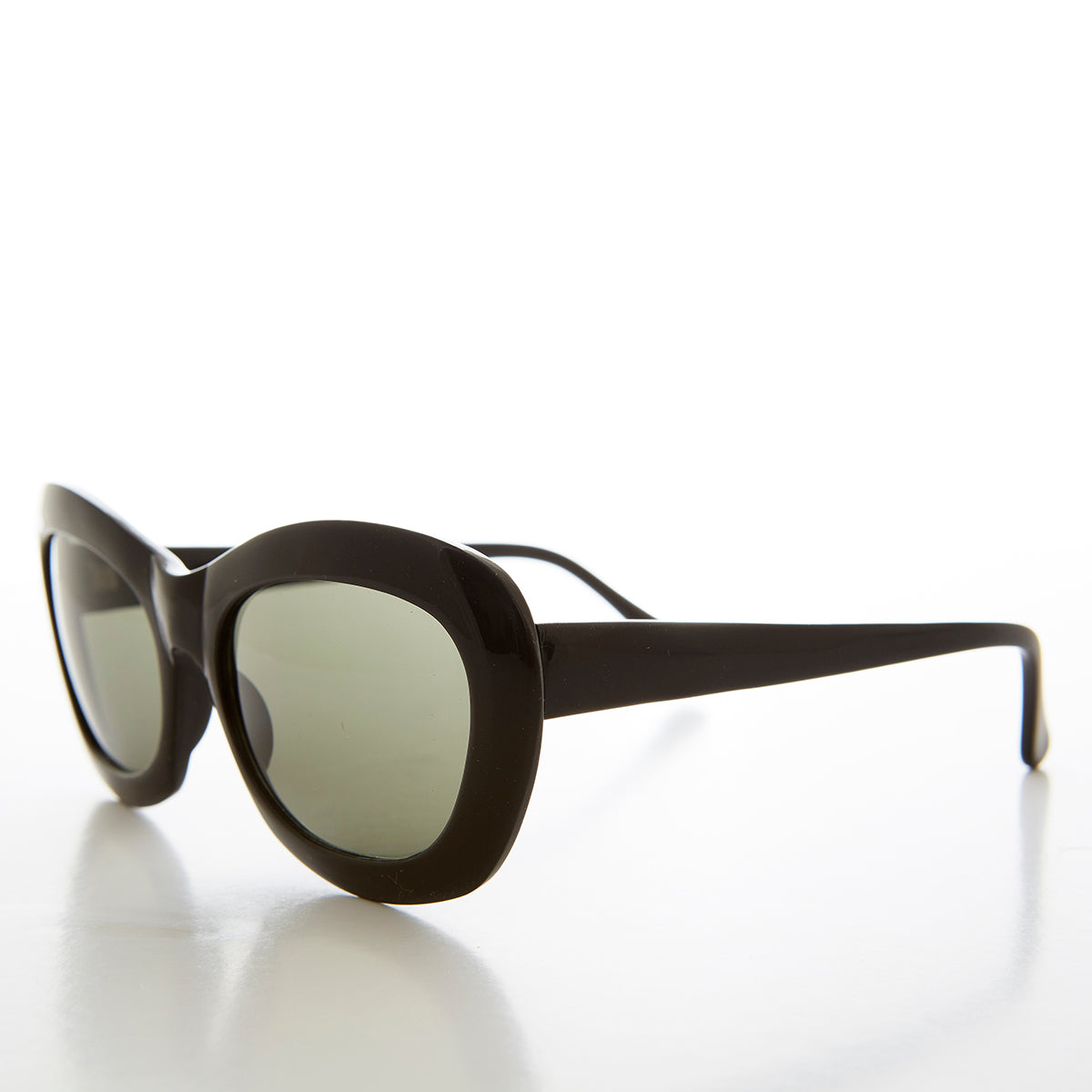Large tortoise shell cat eye women's sunglasses with green lenses from Sunglass Museum, style Isla.