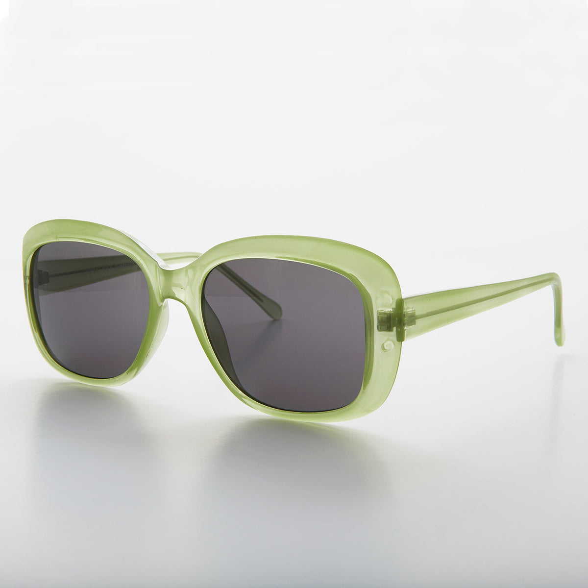 Square retro vintage women's sunglasses by Sunglass Museum in green, featuring a stylish and classic design.