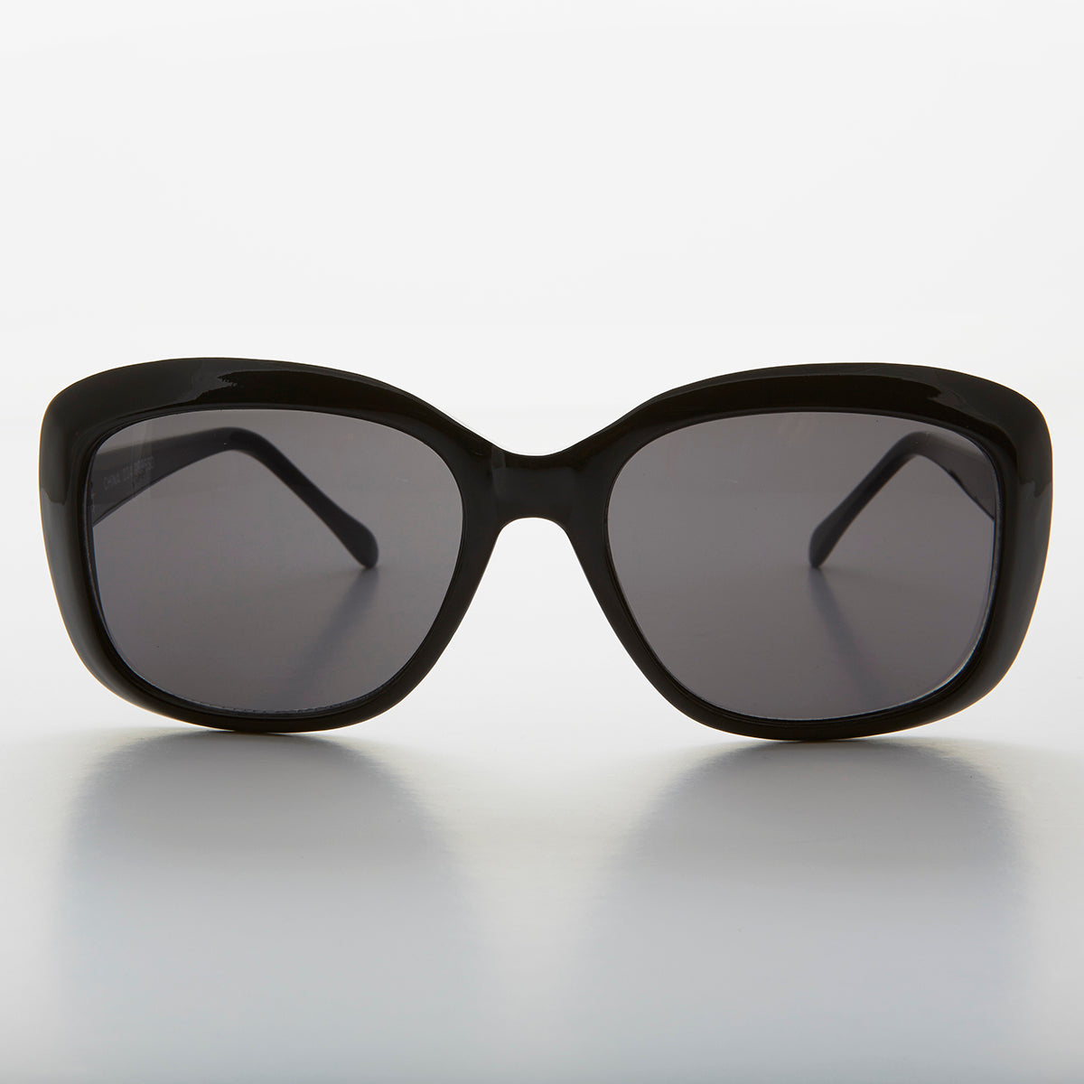 Green square retro vintage women's sunglasses by Sunglass Museum featuring classic design and stylish frame.