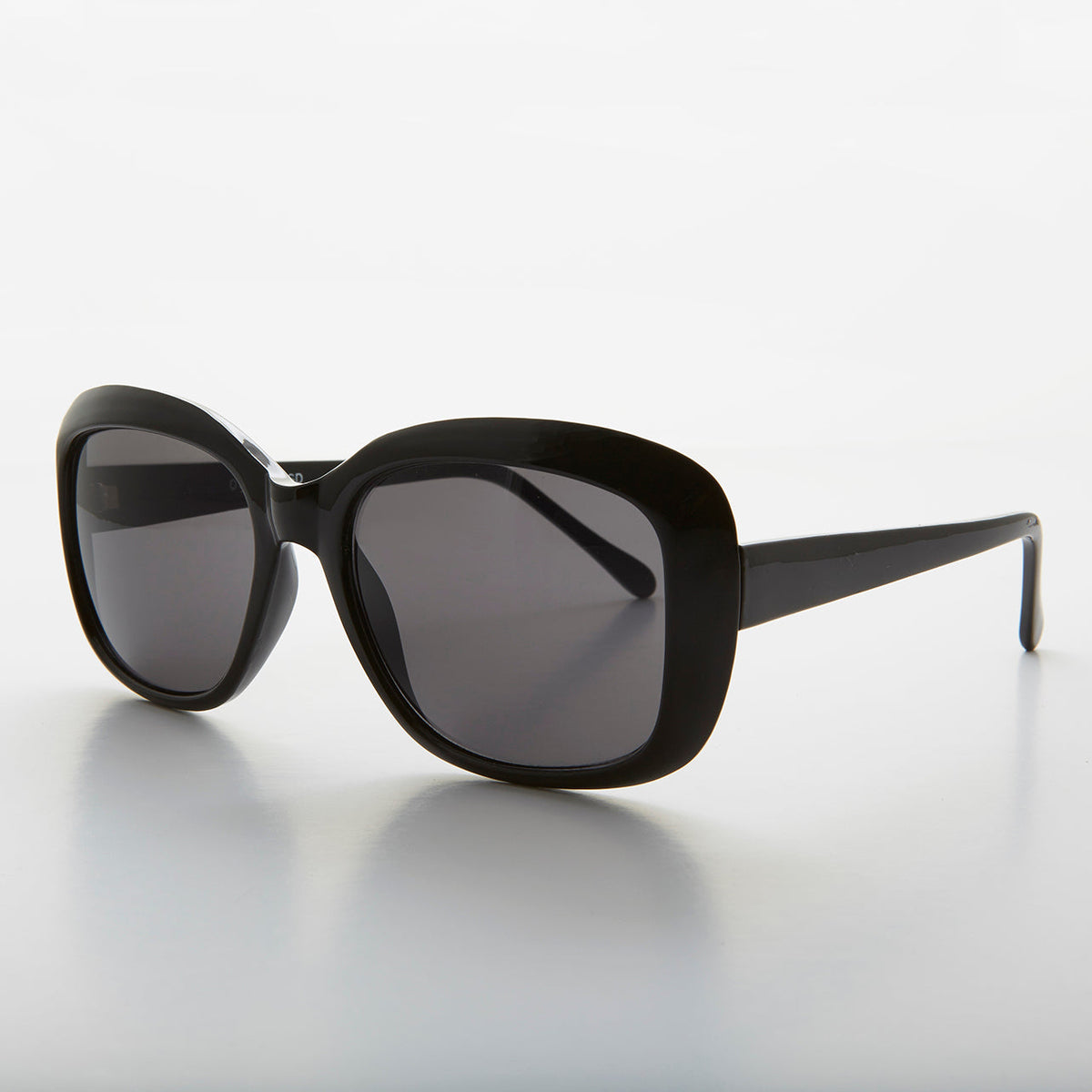 Green square retro vintage women's sunglasses by Sunglass Museum with classic frame and stylish design.