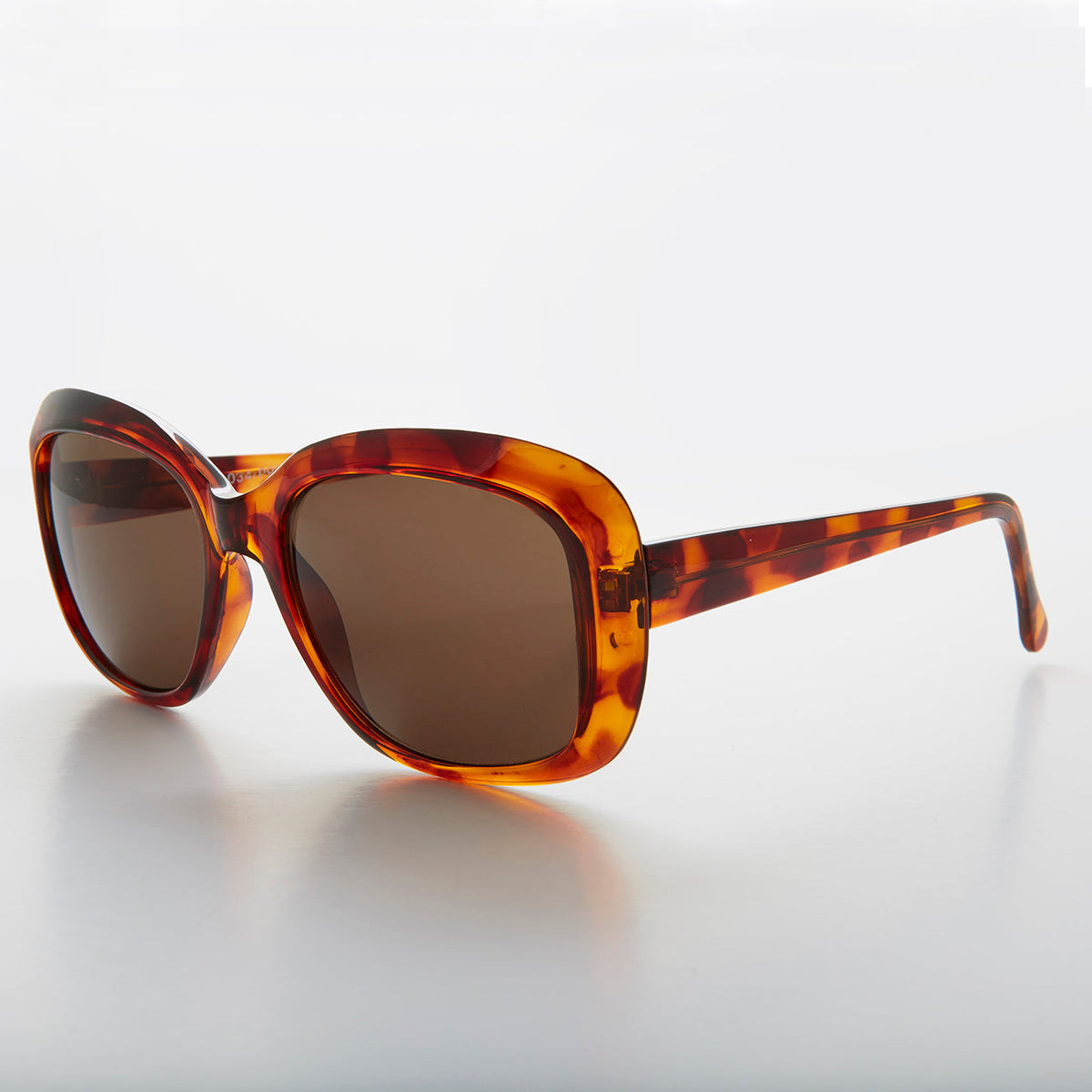 Green square retro vintage women's sunglasses by Sunglass Museum, stylish Gwen eyewear with a classic design.