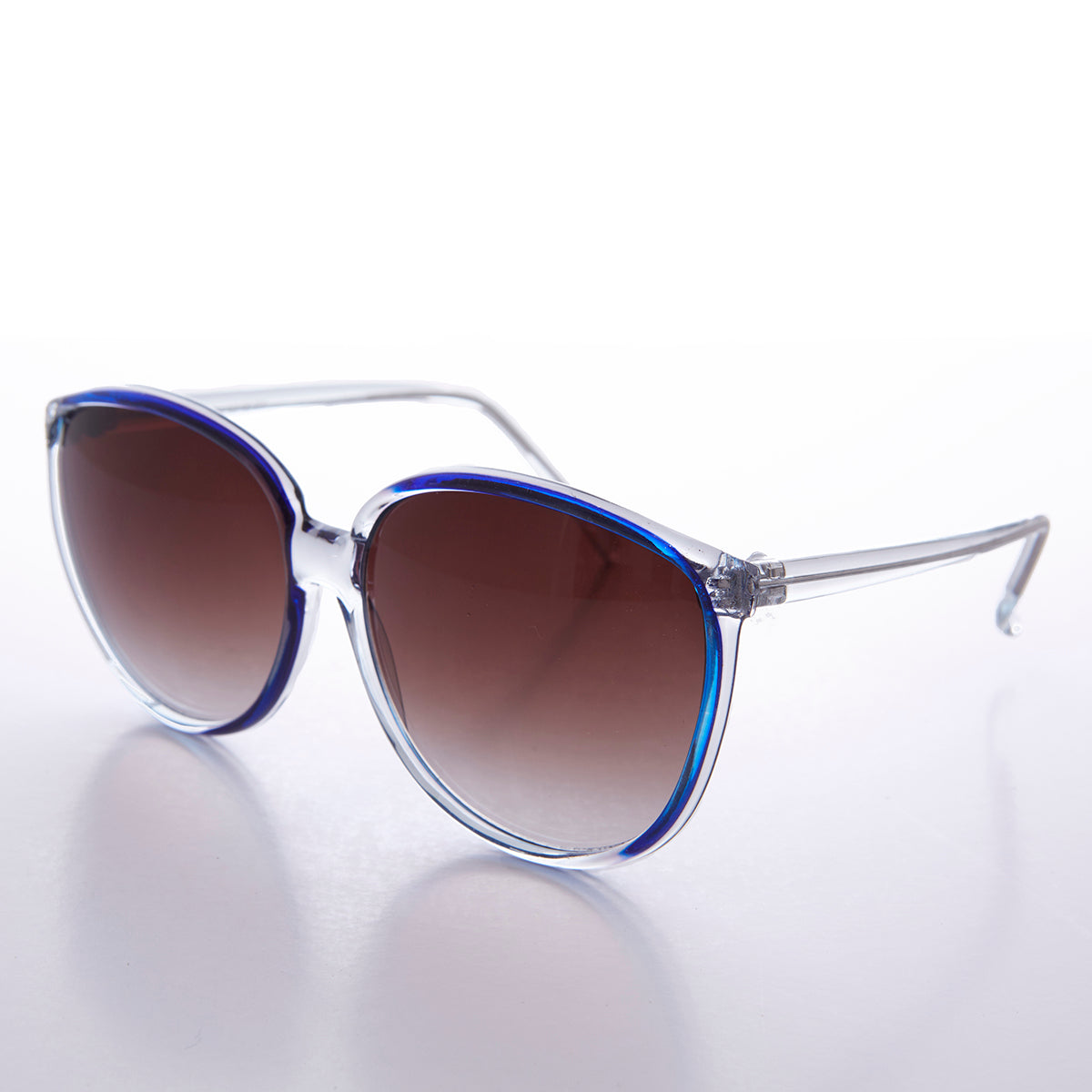 Large round vintage women's sunglasses by Sunglass Museum featuring bold 80s-inspired frames in April style.