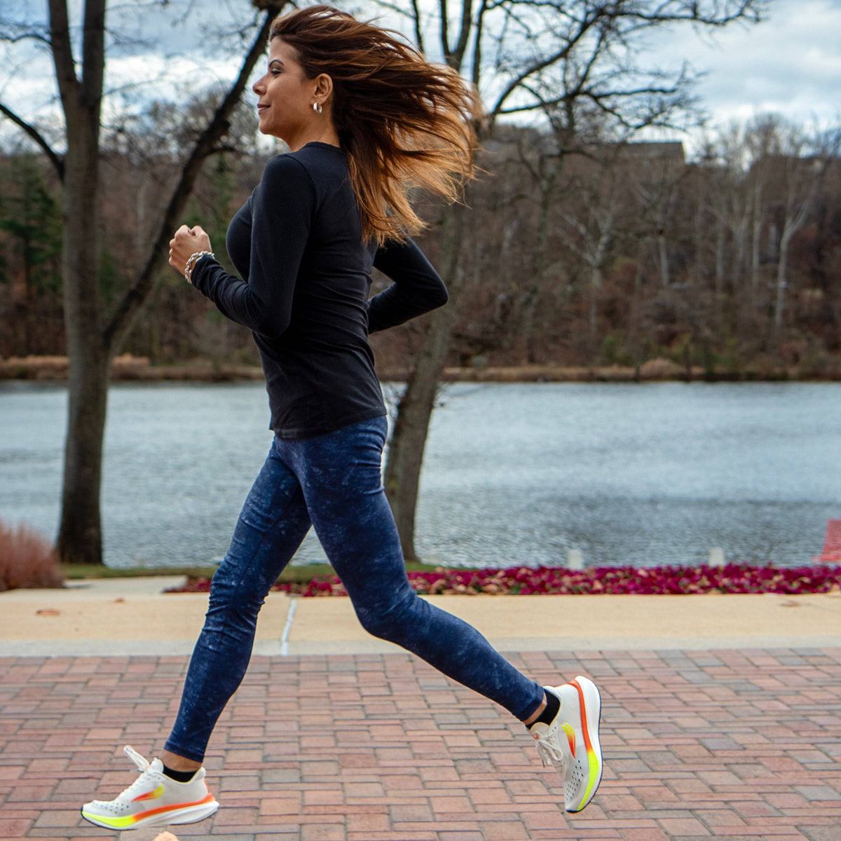 White APUS women's athletic shoes by Swift Running, lightweight sneakers with breathable mesh and cushioned soles.