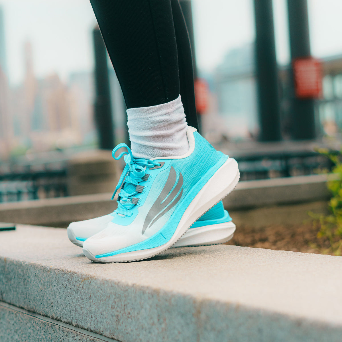 Blue Swift Running HORUS women’s athletic shoes with breathable mesh and cushioned soles for comfortable running.