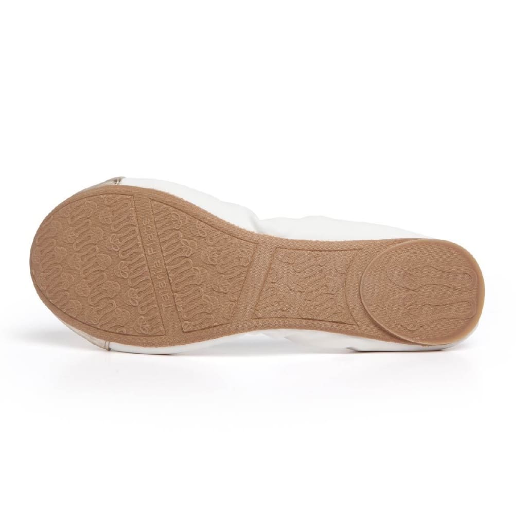 Talaria Flats premium white shoes, close-up of sleek white flats with smooth leather material and minimalist design.