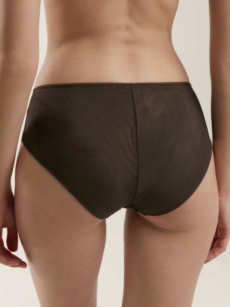 Lornea Conte Femina women's shapewear panties in rose color, showcasing smooth, comfortable fit and feminine silhouette.