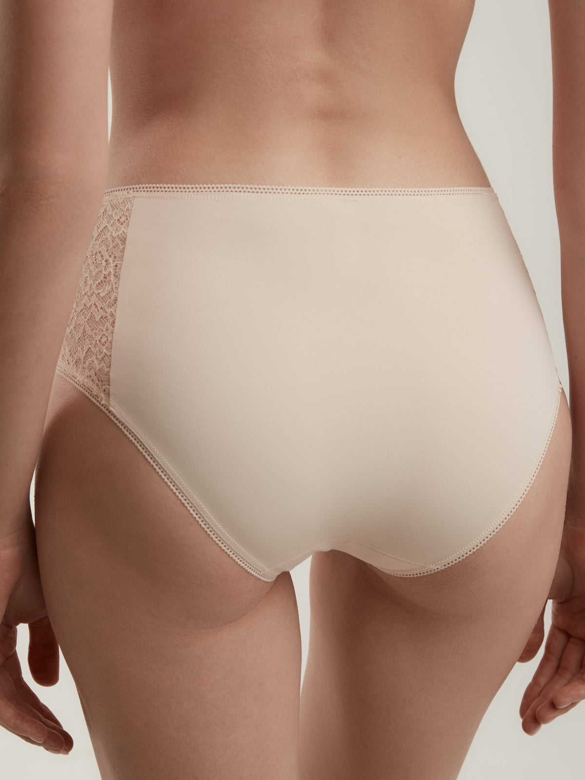 Black women's shapewear panties from Conte Lyrique by Lornea, designed for smooth fit and comfort.