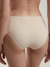 Black women's shapewear panties from Conte Lyrique by Lornea, designed for smooth fit and comfort.