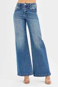 Risen high-rise wide-leg jeans with front yoke and heart-shaped back pockets, stylish denim from Trendsi.